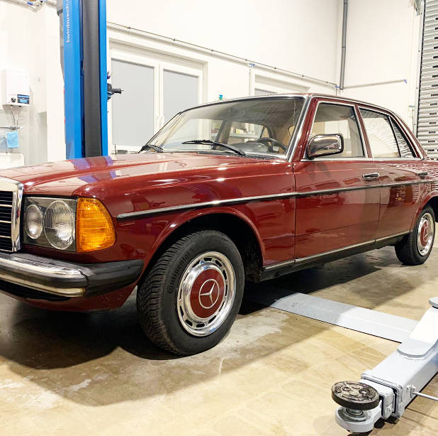 Mercedes-Oldtimer bei der Restauration